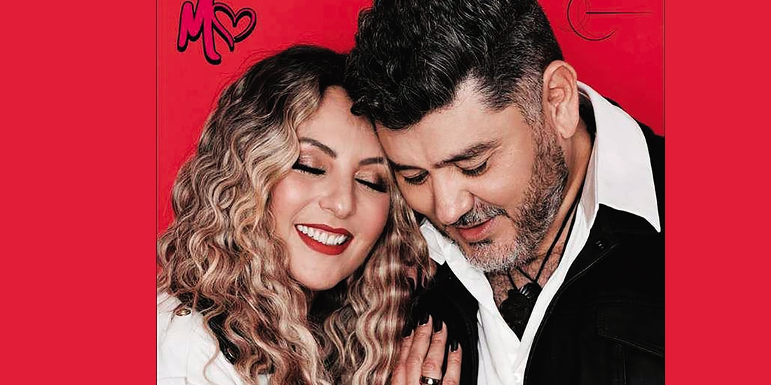 Mariana Ochoa y Jorge Guevara posando para la cámara, en sesión.