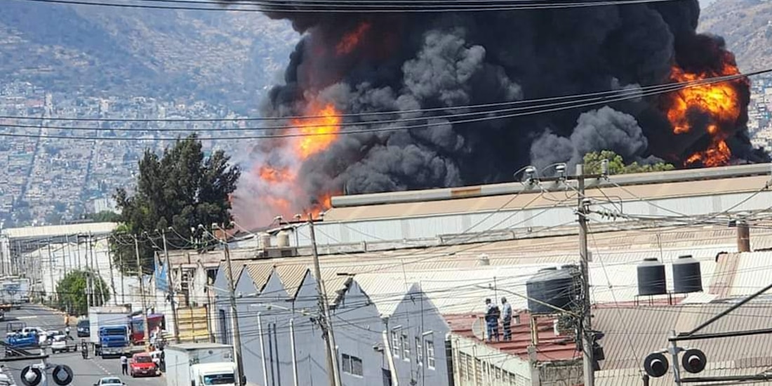 Un fuerte incendio se registra en esta fábrica en Ecatepec