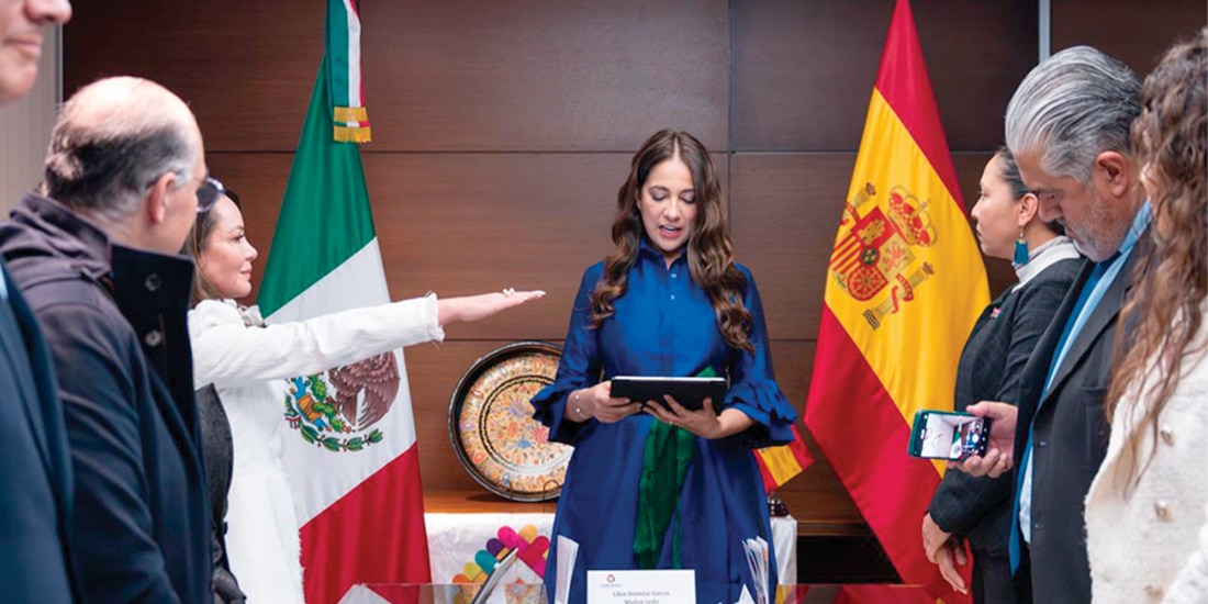 LA MANDATARIA Libia Dennise García (c.), ayer.