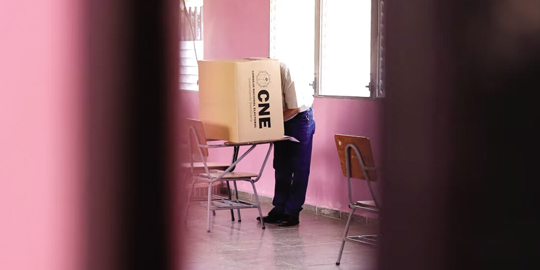 Un hombre prepara su voto antes de emitirlo, el 7 de diciembre.