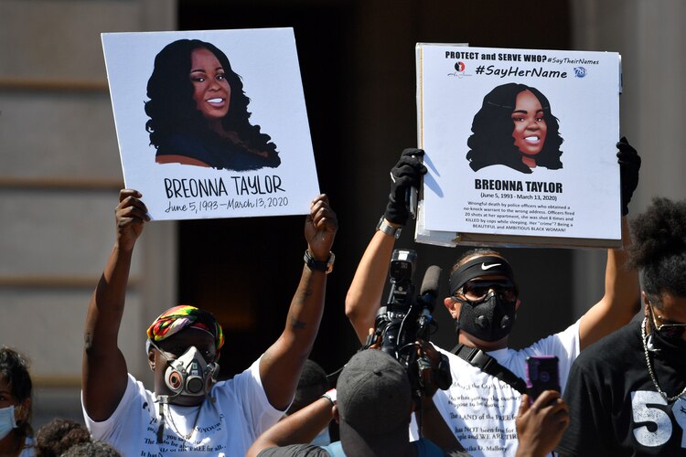 Se sostienen carteles que muestran a Breonna Taylor durante una manifestación en su honor en las escalinatas del Capitolio del estado de Kentucky, el 25 de junio de 2020.