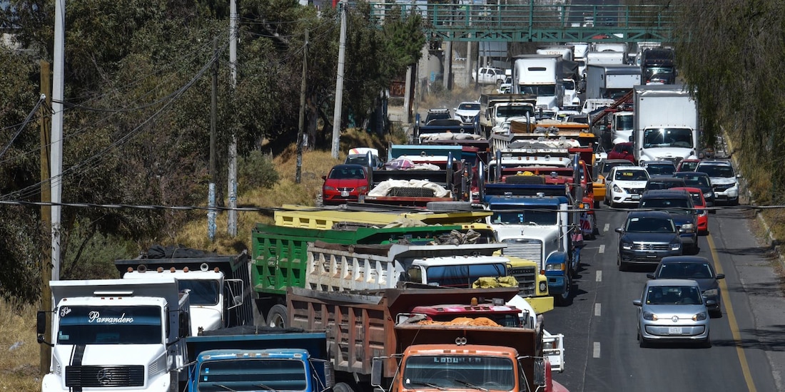 Una fotografía ilustrativa de un bloqueo en la carretera México-Toluca.
