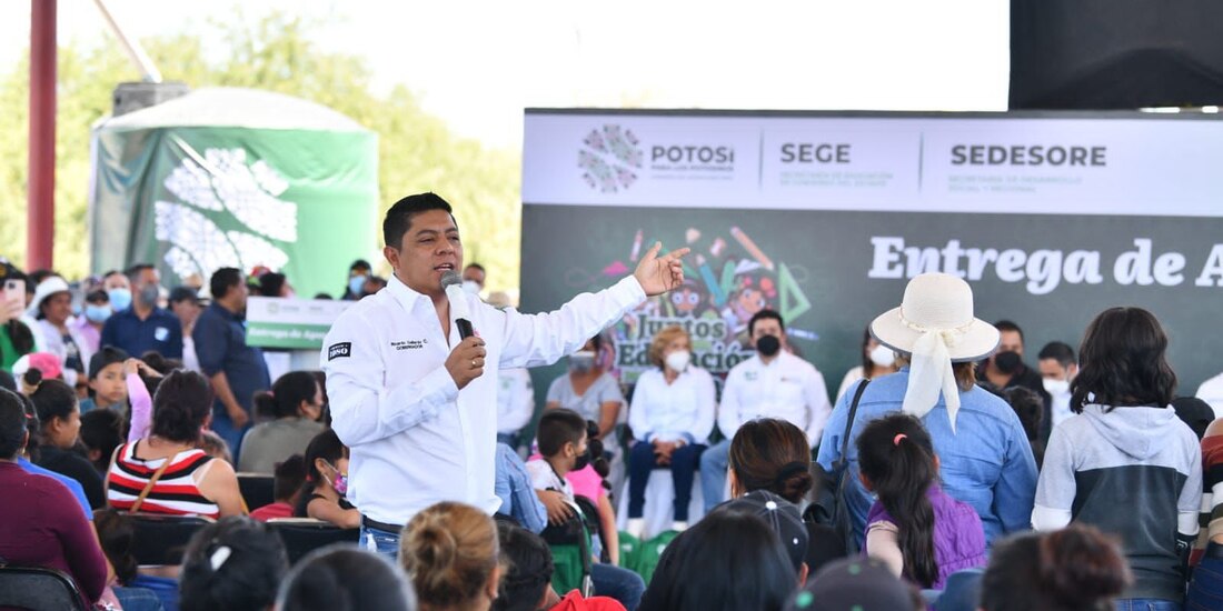 El Gobernador Ricardo Gallardo Cardona entregó mil 898 paquetes escolares y más 500 pares de zapatos.