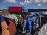 Cientos de migrantes instalaron un campamento en calles de Tijuana debido a la falta de espacio en albergues.