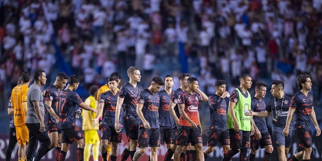 Futbolistas rojinegros abandano el juego de la semana pasada.