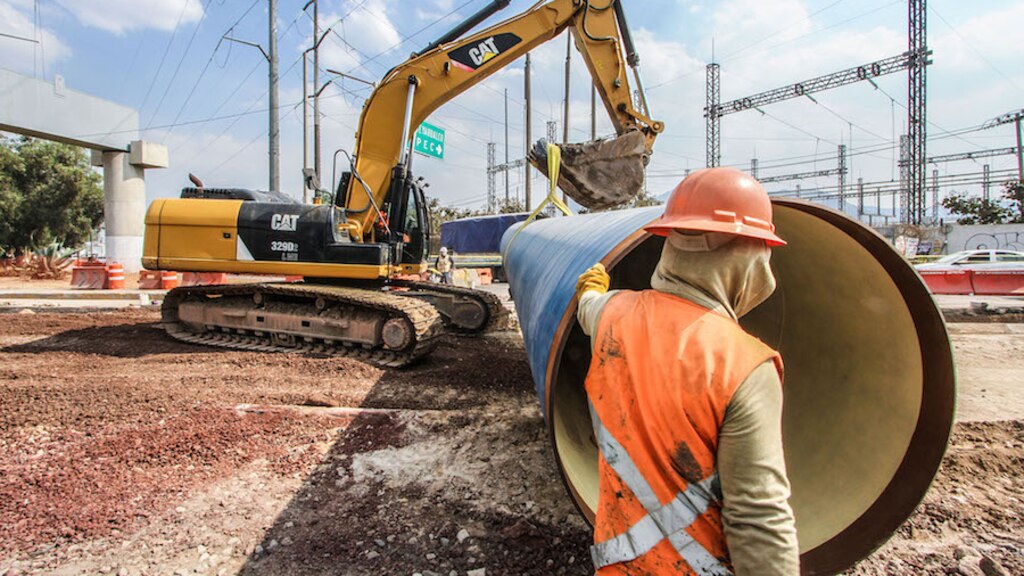 Un conducto de acero es colocado en la zona de la obra, en Tultitlán.