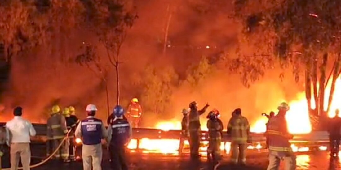 Equipos de emergencia atienden volcadura de pipa en la México - Pachuca.
