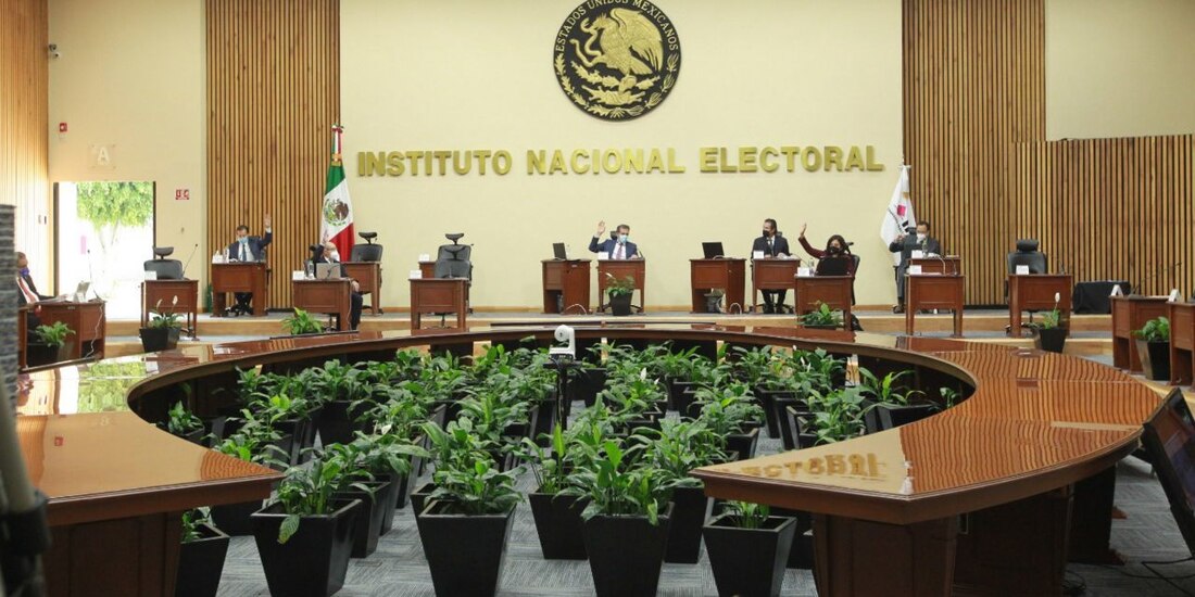 Consejeros del Instituto Nacional Electoral en sesión ordinaria celebrada el pasado 17 de noviembre