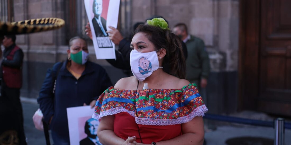 Persona caracterizada como Adelita.
