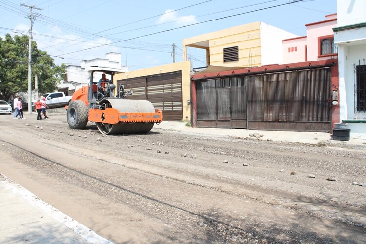 Programa Estatal de Bacheo 2025 atiende calles en Ciudad Victoria.