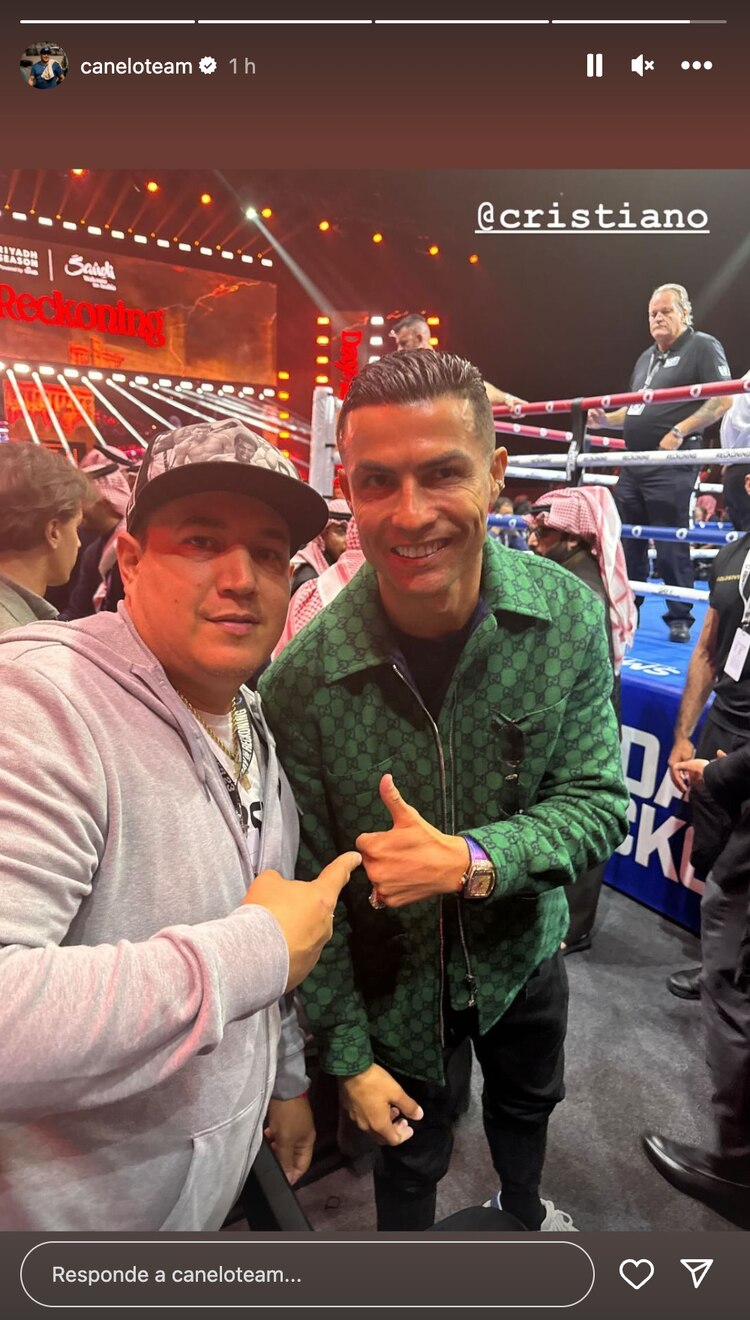 Eddy Reynoso se tomó la foto del recuerdo con Cristiano Ronaldo en un evento de box en Arabia Saudita.