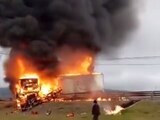 Tras choque se incendia tráiler en la autopista México-Tuxpan, donde una persona murió.