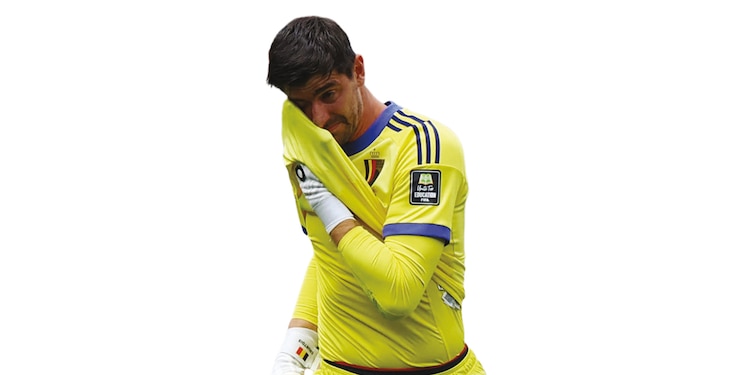 COURTOIS SE VA ENTRE LÁGRIMAS