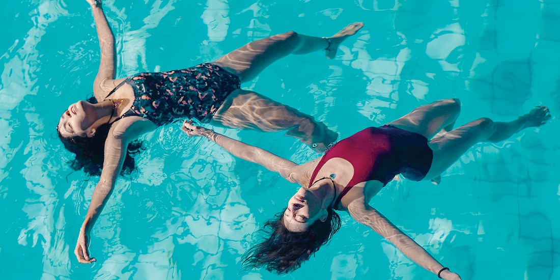 LAS ACTRICES, en la ficción, como las mejores nadadoras de su equipo.