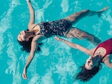 LAS ACTRICES, en la ficción, como las mejores nadadoras de su equipo.
