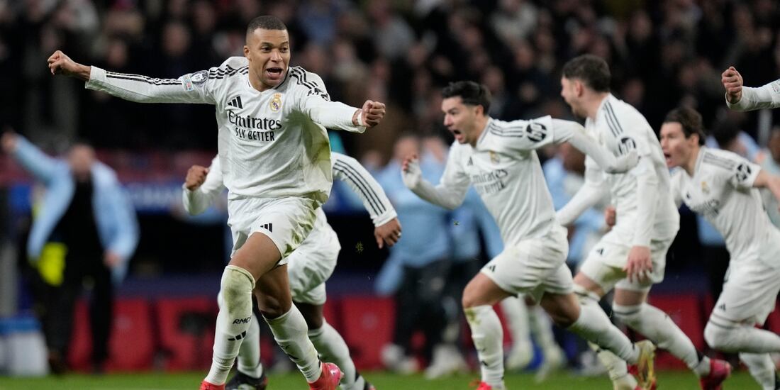 Futbolistas del Real Madrid festejan su pase a cuartos de final de la Champions League.