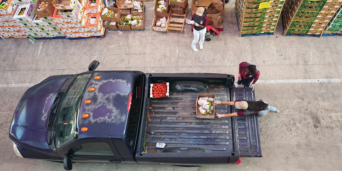 Voluntarios ayudan a cargar alimentos en San Antonio, el 6 de febrero.