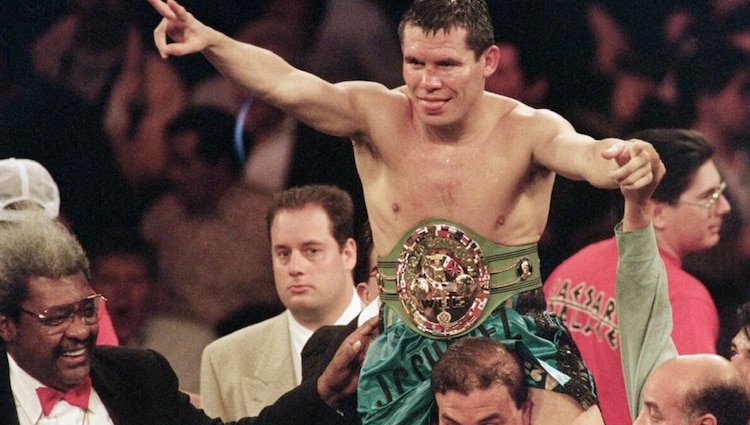 Julio César Chávez González como campeón del Consejo Mundial de Boxeo Foto: AP