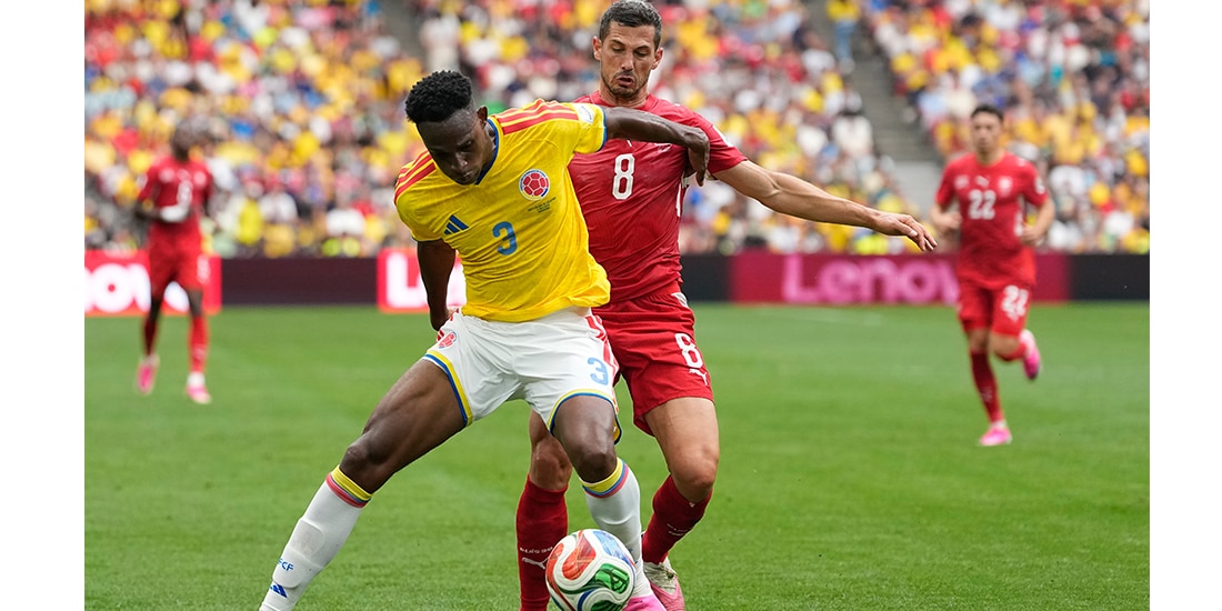 EL CAFETALERO protege la redonda en el duelo ante Suiza el 7 de julio.
