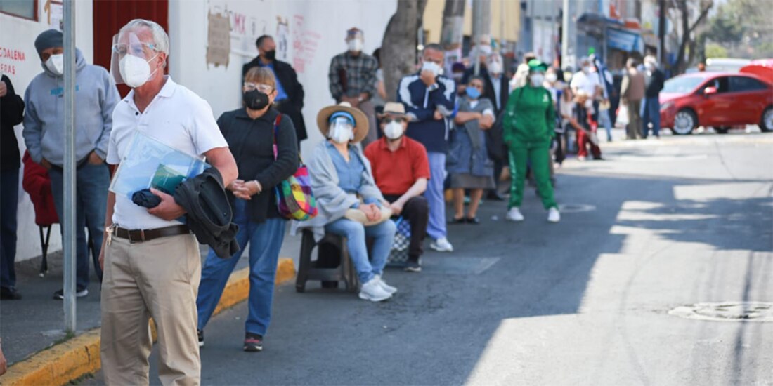 En la fila los adultos mayores trajeron bancos para aguantar las horas de espera y sombrillas.