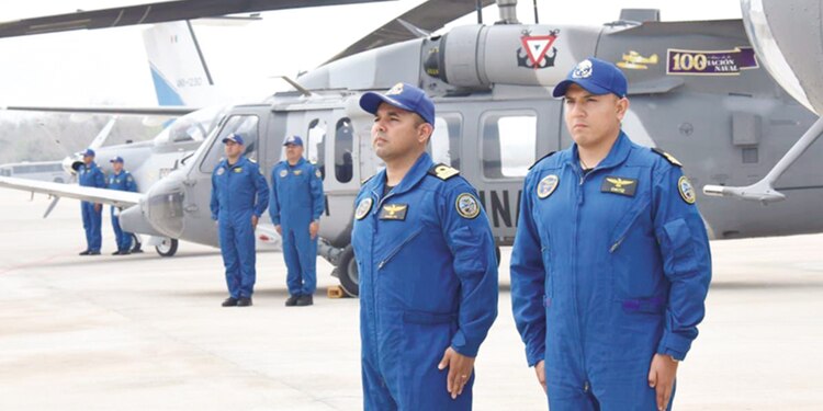 Personal naval demuestra fuerza operativa de las aeronaves.