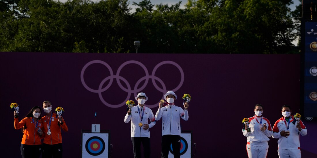 La premiación de tiro con arco mixto en los Juegos Olímpicos 2021