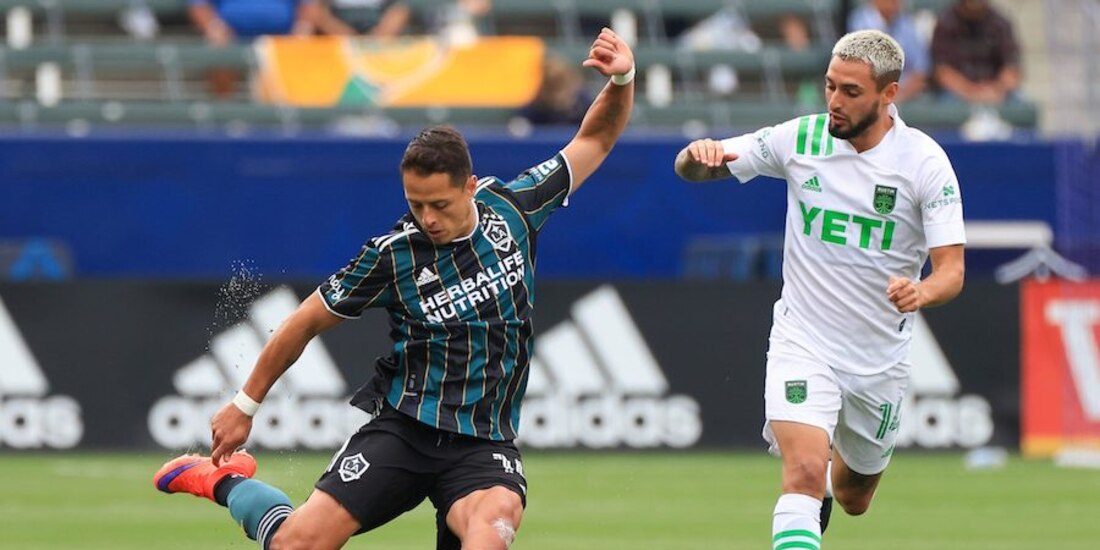 El tapatío, antes de sacar un disparo en un juego de la MLS.