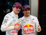 Max Verstappen y Checo Pérez, después de hacer el 2-3 para Red Bull en el Gran Premio de Turquía de F1.