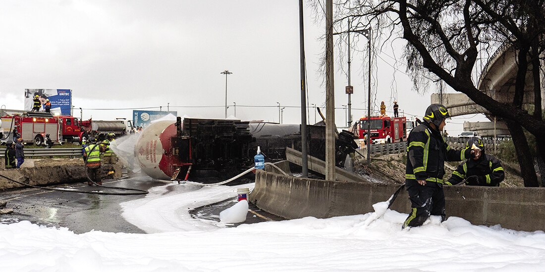 Bomberos enfrían la pipa que explotó y limpian la zona del siniestro, el miércoles.