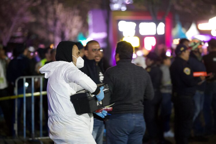 Especialistas llevan pruebas que recabaron.