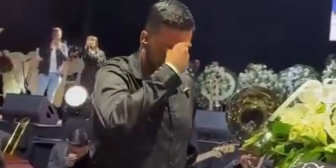 Luis Ángel "El Flaco" llora al cantarle al ataúd de Yeison Jiménez