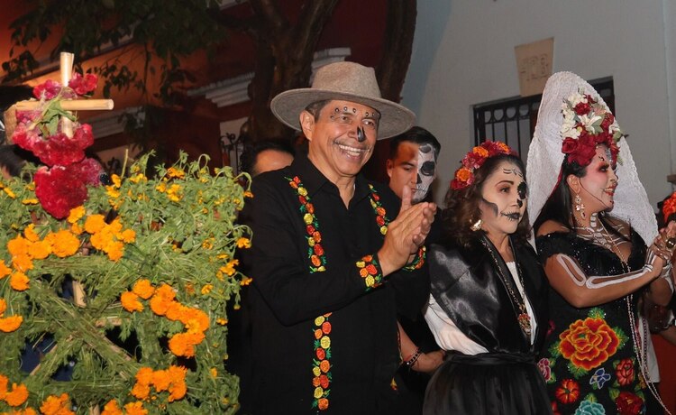 Delegaciones y trajes típicos desfilan en la Comparsa del Día de Muertos en Oaxaca