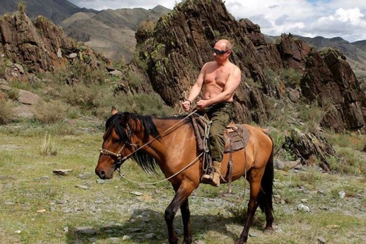 El presidente ruso, Vladimir Putin montando a caballo.