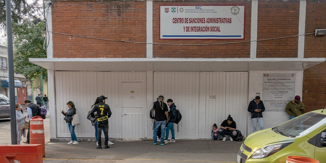 UN GRUPO de personas permanece afuera del Centro de Sanciones, el pasado lunes.