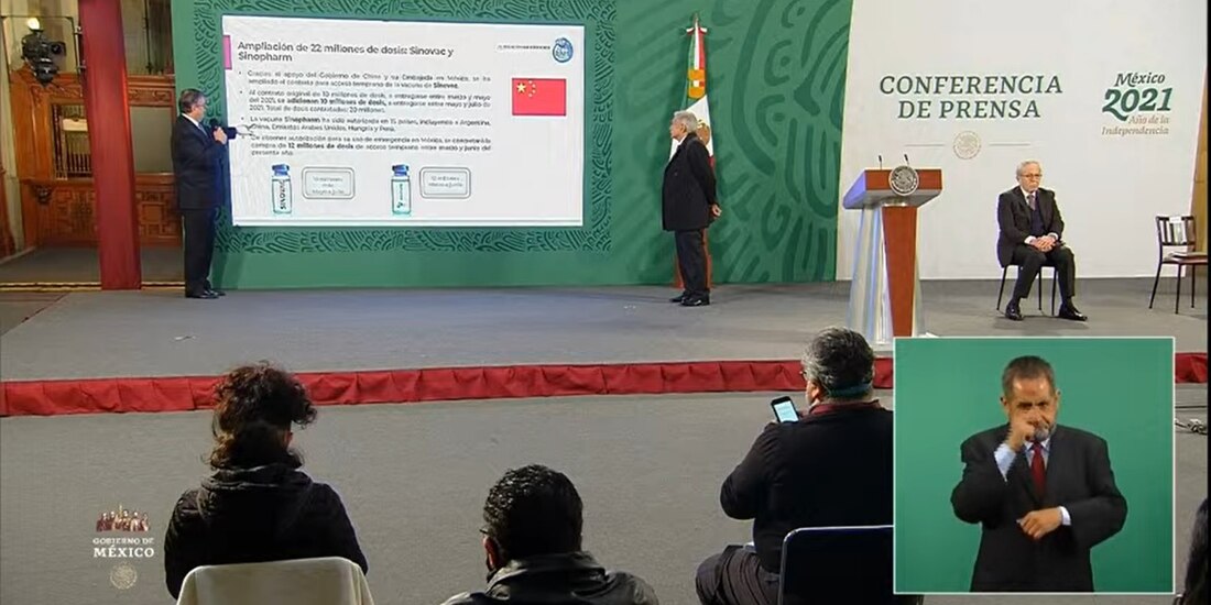 Marcelo Ebrard adelantó, en presencia de AMLO, la llegada de las vacunas contra COVID-19 de marzo a junio.