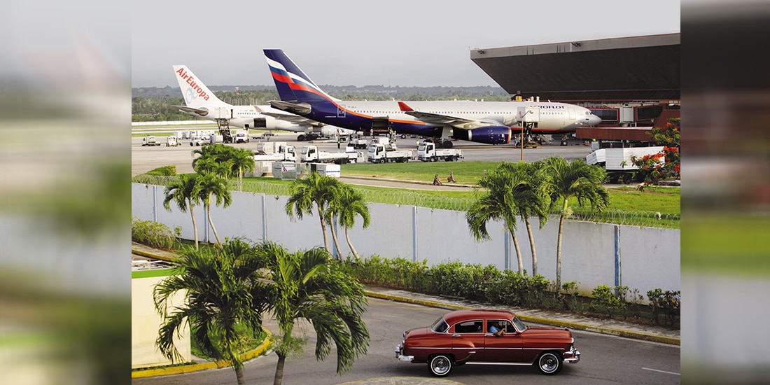 Avión Aeroflot para el vuelo Moscú-La Habana se ve mientras un taxi sale del Aeropuerto Internacional José Martí de La Habana, en foto de archivo.