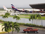 Avión Aeroflot para el vuelo Moscú-La Habana se ve mientras un taxi sale del Aeropuerto Internacional José Martí de La Habana, en foto de archivo.