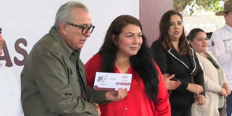 Rocha Moya inicia entrega de la Beca Rita Cetina en Sinaloa