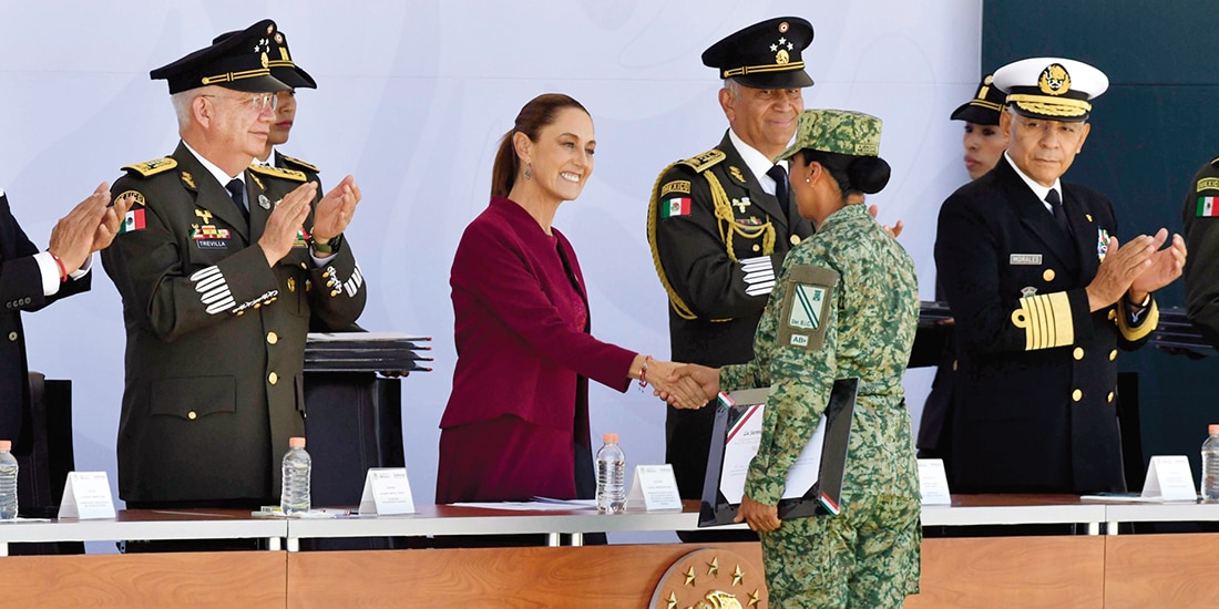 De izq. a der.: el gobernador de Puebla, Alejandro Armenta; el secretario de la Defensa, Ricardo Trevilla; la Presidenta Claudia Sheinbaum y el secretario de Marina, Raymundo Morales, ayer.