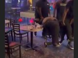 Este hombre salió de un bar en carretilla; guardias lo sacaron sin moverlo de su silla