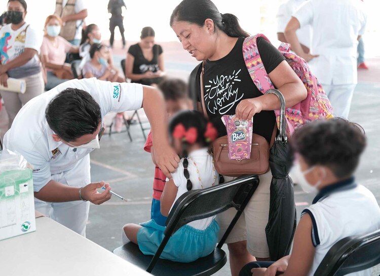 Además de las vacunas contra el Covid-19 que deben proteger a toda la población, los niños y adolescentes mexicanos tendrían que estar con este esquema de vacunación completo.