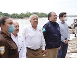 Francisco Garduño, director del INM, y elementos de la Guardia Nacional refuerzan seguridad en inmediaciones del río Suchiate ante cruces ilegales, en medio de la pandemia; la imagen, del mes de octubre.
