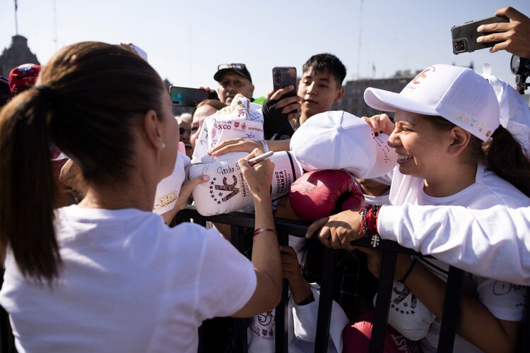 Claudia Sheinbaum inauguró clase masiva de boxeo desde el Zócalo, con enlaces a todo el país.