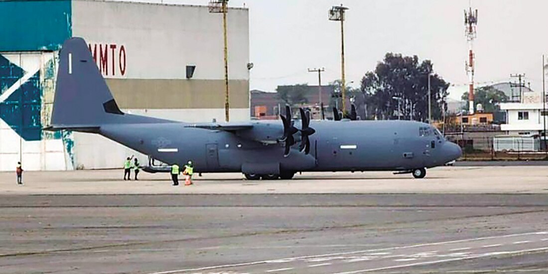 Aeronave C-130J Super Hércules de la FA de EU en el aeropuerto de Toluca, ayer.