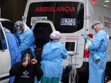 Médicos y enfermeras reciben a un nuevo paciente de Covid en el Hospital de los Venados, ayer.