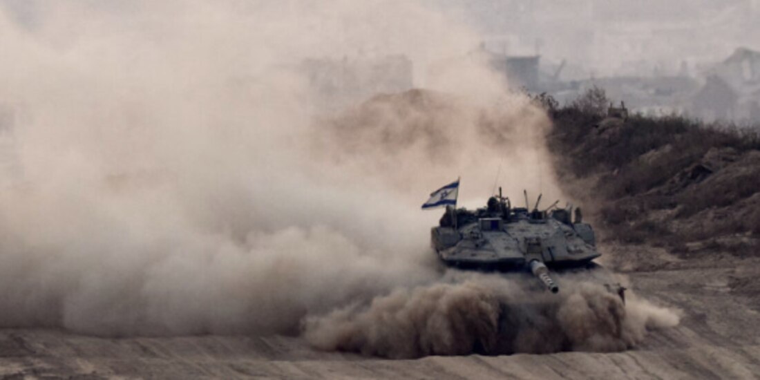 Un Tanque israelí en la devastada ciudad de Gaza, ayer.