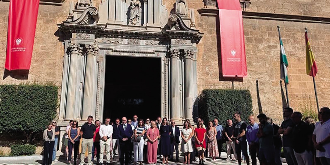 LA COMUNIDAD de la Universidad de Granada, en una ceremonia ayer en la que se declaró en luto.
