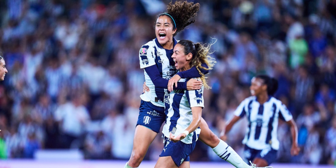 Jugadoras de Rayadas celebrando su gol ante el América.