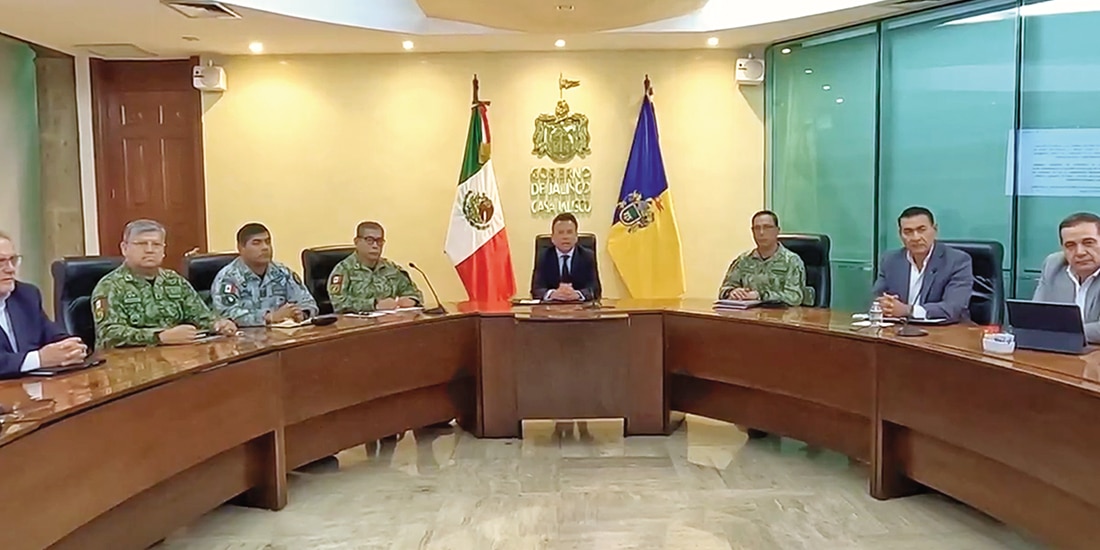 El gobernador de Jalisco, Pablo Lemus (c.), ayer.