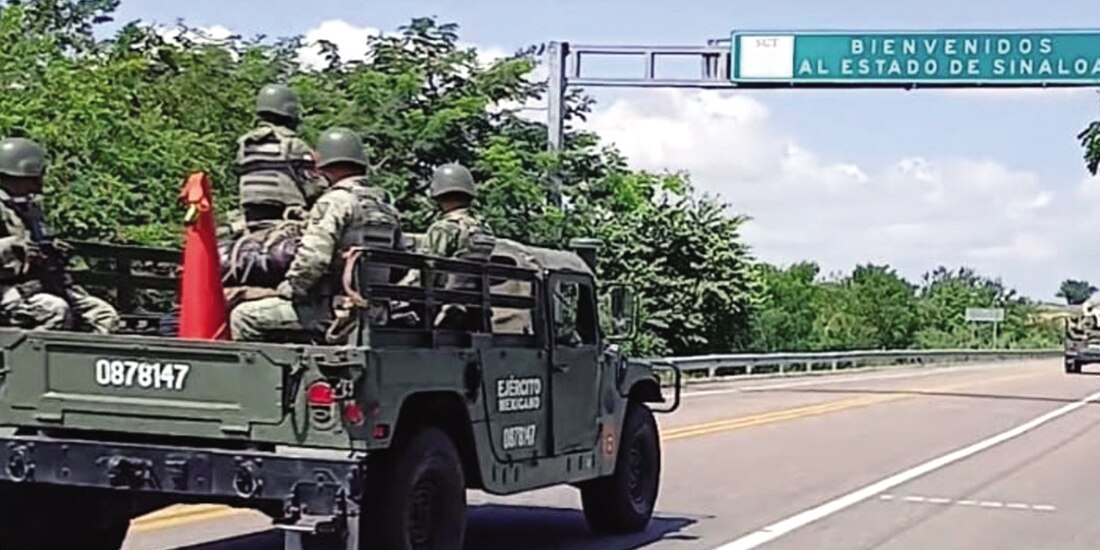 Elementos de la Defensa transitan por carreteras de Sinaloa, en imagen de archivo.